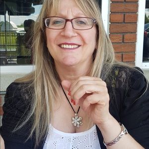 Meet your Posher, Mona